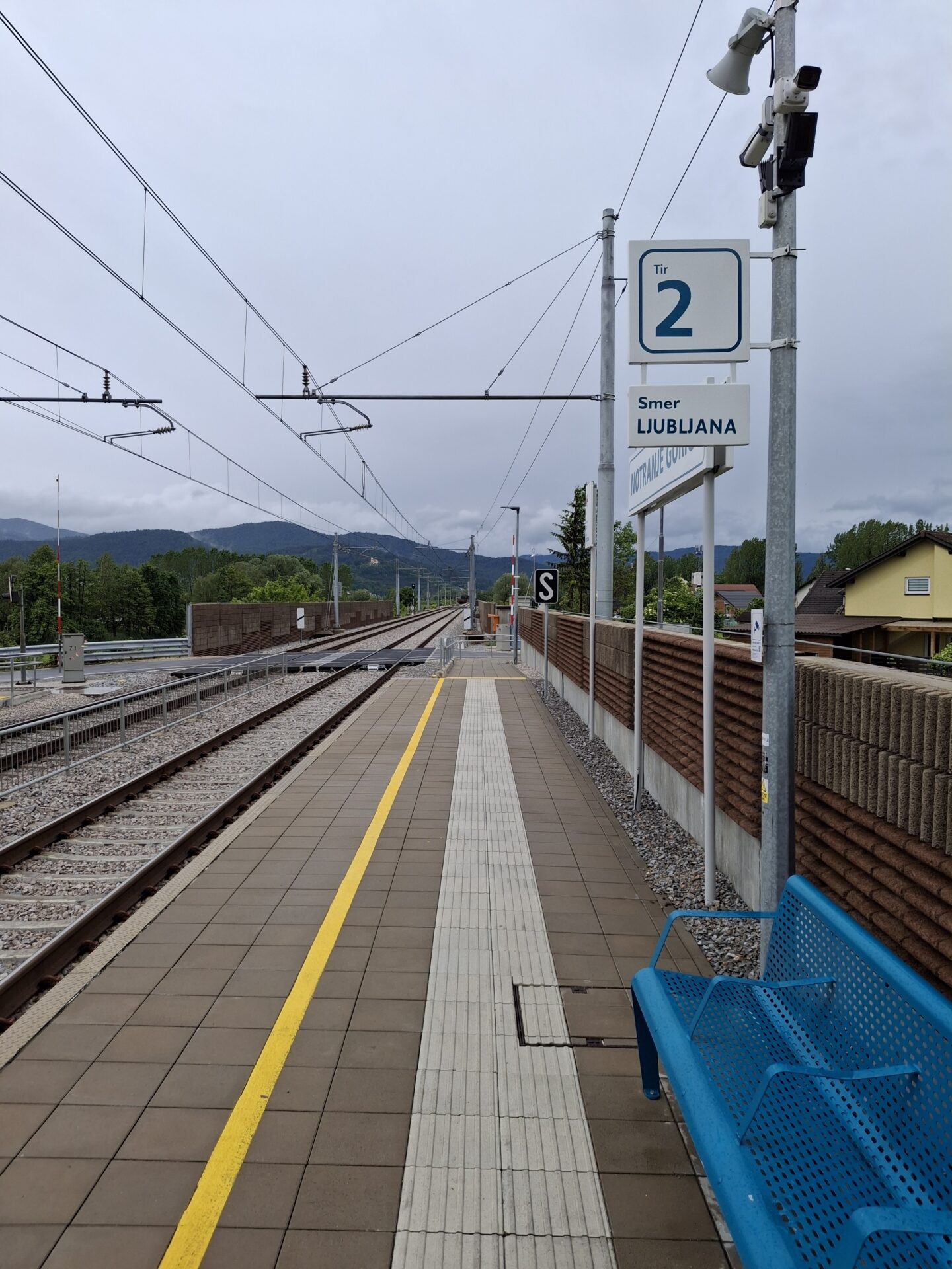 Pogled na železniške tire iz železniške postaje Notranje Gorice v smeri Ljubljane