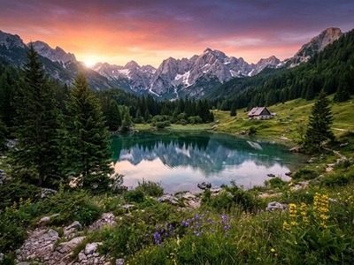Planinsko jezero in gore ob sončnem zahodu