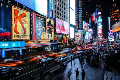 Ulica na Broadwayu z reklamnimi plakati.